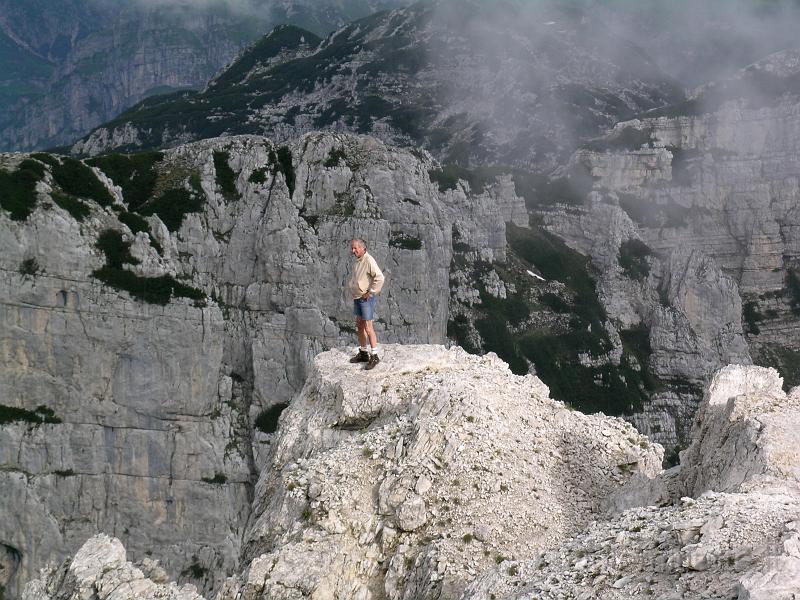 immagine 113.JPG - Dario dall'Olio osserva un agile gruppo di camosci mentre attraversano una cengia che porta sulla cresta sommitale del Monte Pizzocco nelle Dolomiti Bellunesi